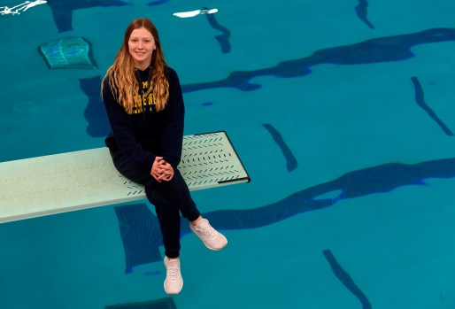 All Berks Girls' Swimmer Sydney Gring of Muhlenberg All Berks Swimming at Wilson High School Monday, April 4, 2022. (BILL UHRICH — READING EAGLE) 2022年4月4日,星期一,威尔逊高中,所有博克斯女子游泳运动员穆伦伯格的悉尼·格林。(bill uhrich -读鹰)