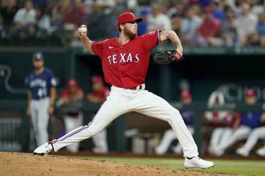 Texas Rangers relief pitcher A.J. Alexy throws to the Seattle Mariners during the sixth inning of a baseball game Friday, July 15, 2022, in Arlington, Texas. (AP Photo/Tony Gutierrez) 2022年7月15日星期五,德克萨斯州阿灵顿,德州游骑兵队替补投手A.J. Alexy在棒球比赛的第六局中向西雅图水手队投球。(美联社图片/托尼·古铁雷斯)
