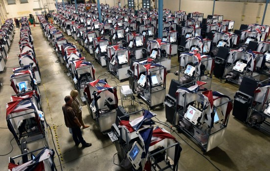 A Berks County judge has dismissed a request from the Berks County Republican Committee seeking a recount of ballots cast in November. The committee filed the petition after receiving complaints from some voters that voting machines were changing votes cast for Republican candidates for governor and U.S. Senate to ones for the Democratic candidates. (BILL UHRICH - READING EAGLE) 伯克斯县的一名法官驳回了伯克斯县共和党委员会要求重新清点11月选票的请求。该委员会在收到一些选民的投诉后提出了请愿书,称投票机将共和党州长和参议员候选人的选票改为民主党候选人的选票。(bill uhrich -读鹰)
