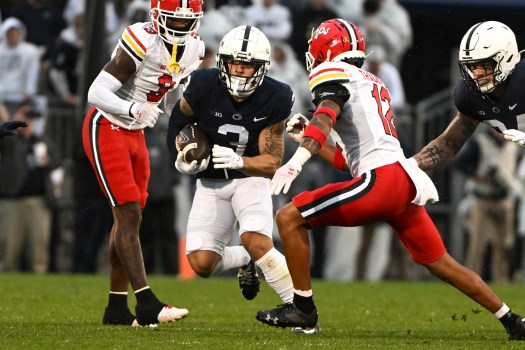 Penn State wide receiver Parker Washington announces he's skipping his final two years of eligibility to turn pro. (AP Photo/Barry Reeger) 宾夕法尼亚州立大学的外接手帕克·华盛顿宣布,他将跳过最后两年的职业资格。(美联社图片/Barry Reeger)