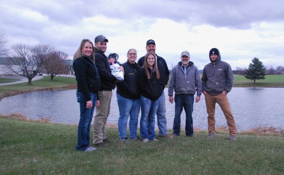 From left, Ambriehl Zweizig, wife of Travis Zweizig;, Travis, son of Kathy and Roger Zweizig, holding his son, Brandton; Kathy Zweizig, wife of Roger Zweizig; Kennedy Zweizig, Kathy and Roger's daughter; Roger Zweizig; Larry Zweizig, Roger's brother; and Trent Zweizig, Kathy and Roger's son. (Courtesy of Clyde Myers) 从左起,特拉维斯·茨维茨的妻子安布尔·茨维茨,凯西和罗杰·茨维茨的儿子特拉维斯,抱着他的儿子布兰登;罗杰·茨维茨的妻子凯西·茨维茨;凯西和罗杰的女儿肯尼迪·茨维茨格(Kennedy Zweizig);罗杰Zweizig;罗杰的哥哥拉里·茨维茨格;还有特伦特·茨维茨格,凯西和罗杰的儿子。(克莱德·迈尔斯提供)