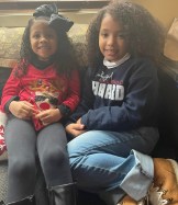 Gigi and Emi Lundy have created an organization that collects items for those who are experiencing homelessness. Gigi和Emi Lundy创建了一个组织,为那些无家可归的人收集物品。