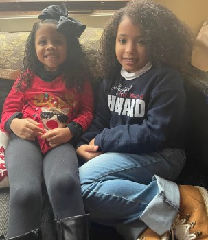 Sisters Emi and Gigi Lundy have created a nonprofit organization to collect donations for those experiencing homelessness. (Courtesy of Nicole Lundy) Emi和Gigi蓝迪姐妹创建了一个非营利组织,为那些无家可归的人收集捐款。(Nicole Lundy提供)