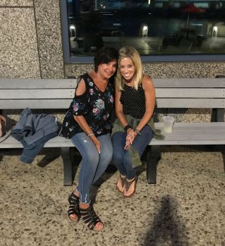 Deana Eckman with her mother, Roseann DeRosa.
迪安娜·埃克曼和她母亲罗安·德罗莎。
