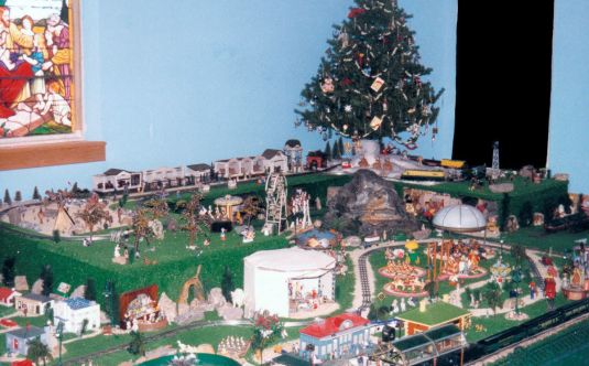 A traditional miniature display that covers 560 square feet, the Putz is a collection of antique holiday displays, including working trains. Among the 17 scenes are the story of the Holy birth, a replica of Radio City Music Hall complete with an organ and an orchestra in the pit, a circus, Toonerville trolley, and a large church complete with tiny hymnals, baptismal fonts, and a pipe organ. Putz是一个占地560平方英尺的传统微型展览,是一个古董节日展览的集合,包括运行中的火车。在17个场景中,有耶稣诞生的故事,一个无线电城音乐厅的复制品,里面有管风琴和管弦乐队,一个马戏团,Toonerville手推车,一个大教堂,里面有小赞美诗,洗礼器和管风琴。