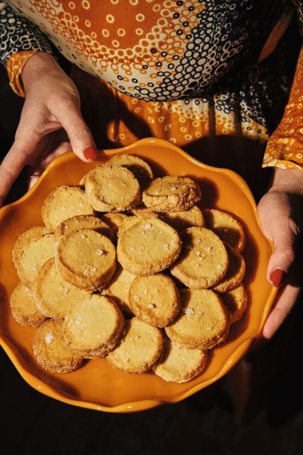 口味的奶油甜酥饼可以平原或修改等成分的巧克力块,地面肉桂或烤坚果。(由Chris Bernabeo照片)