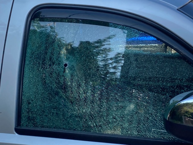 洞和裂缝的汽车窗口显示在现场拍摄的黎巴嫩,巴勒斯坦权力机构。,星期三,2023年5月31日。(马太福音托斯/黎巴嫩每日新闻通过美联社)