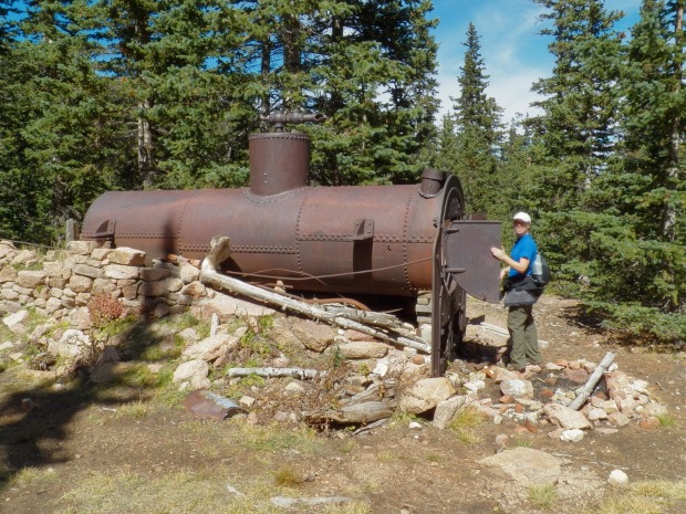 Lynnea Rappold看起来在一个旧锅炉留下努力隧道到派克峰后废弃的年前。步行约2英里的鬼城从派克峰公路中空的网站。(图片由r·斯科特Rappold /特殊《丹佛邮报》)
